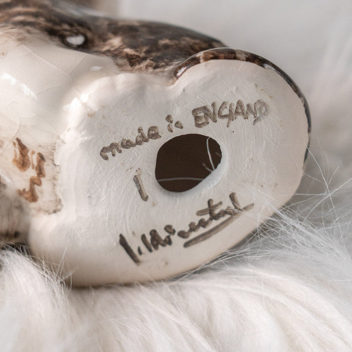 【Winstanley Cat ウィンスタンレイ キャット】片足出してちょこんと座ったキュートなフォルム シルバータビー サバトラ猫 /25L