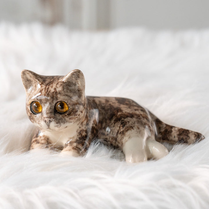 【Winstanley Cat ウィンスタンレイ キャット】横座りでクロスした足が可愛らしい シルバータビー サバトラ猫 /25L