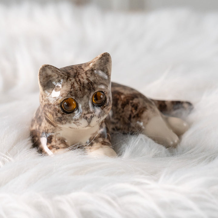 【Winstanley Cat ウィンスタンレイ キャット】横座りでクロスした足が可愛らしい シルバータビー サバトラ猫 /25L