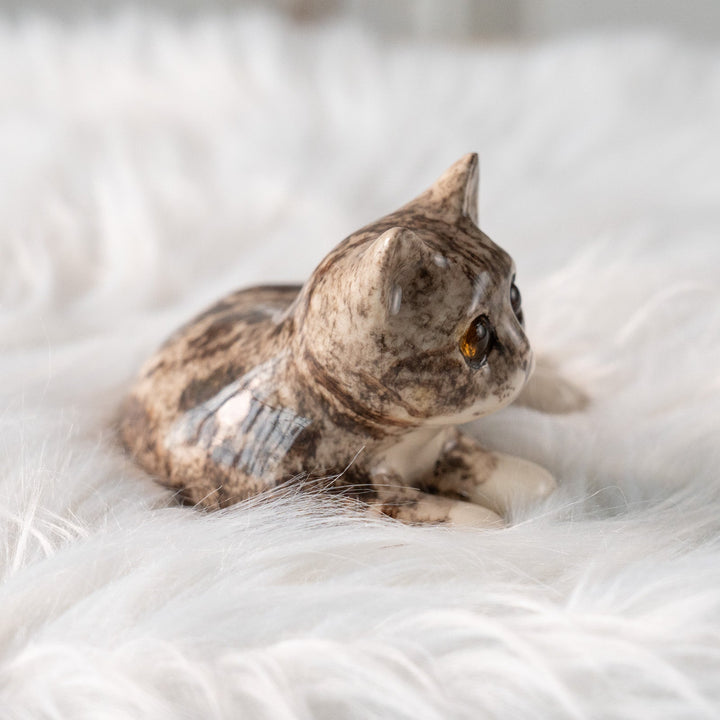 【Winstanley Cat ウィンスタンレイ キャット】横座りでクロスした足が可愛らしい シルバータビー サバトラ猫 /25L