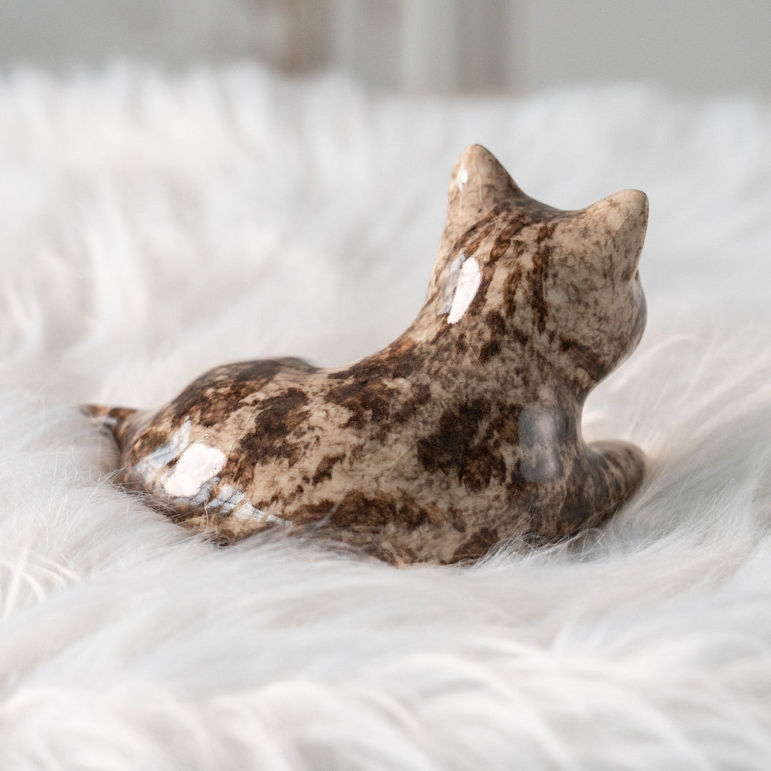 【Winstanley Cat ウィンスタンレイ キャット】横座りでクロスした足が可愛らしい シルバータビー サバトラ猫 /25L