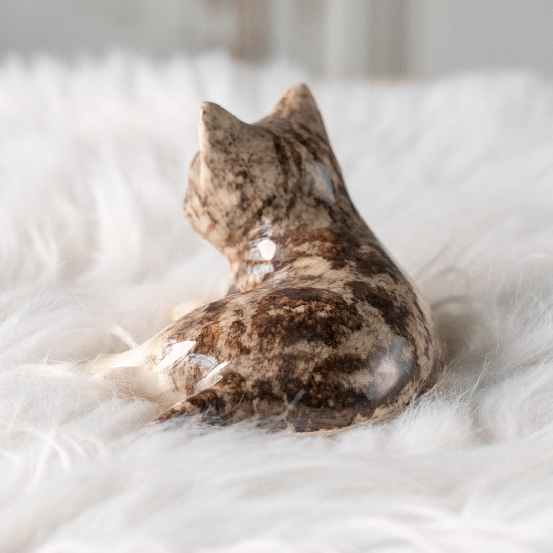 【Winstanley Cat ウィンスタンレイ キャット】横座りでクロスした足が可愛らしい シルバータビー サバトラ猫 /25L