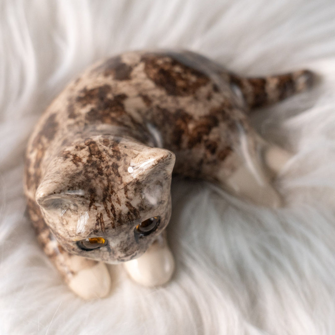 【Winstanley Cat ウィンスタンレイ キャット】横座りでクロスした足が可愛らしい シルバータビー サバトラ猫 /25L