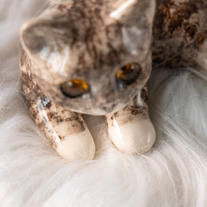 【Winstanley Cat ウィンスタンレイ キャット】横座りでクロスした足が可愛らしい シルバータビー サバトラ猫 /25L