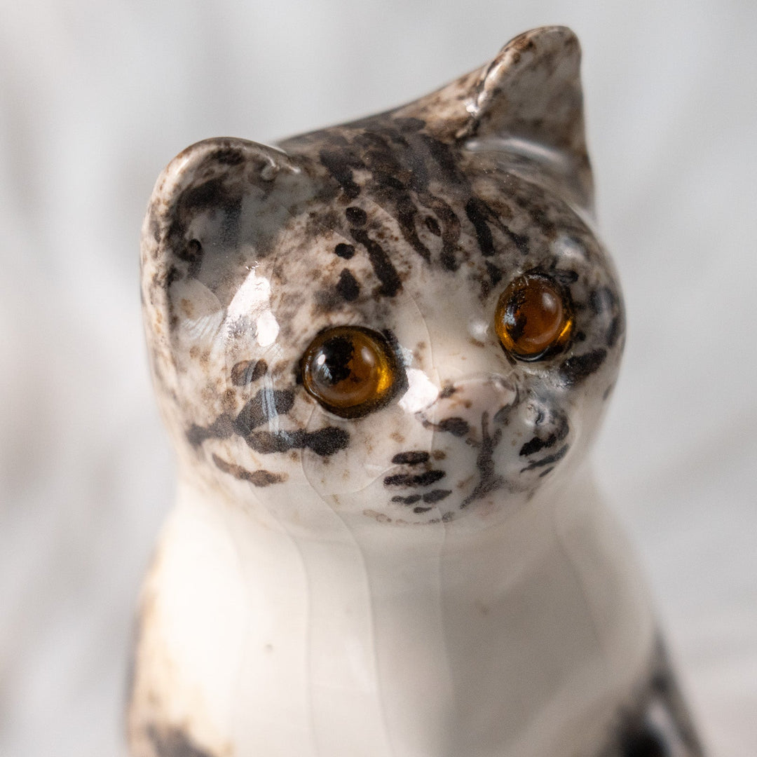 【Winstanley Cat ウィンスタンレイ キャット】器用にすっくと立ったフォルムが愛おしい シルバータビー サバトラ猫 /25L