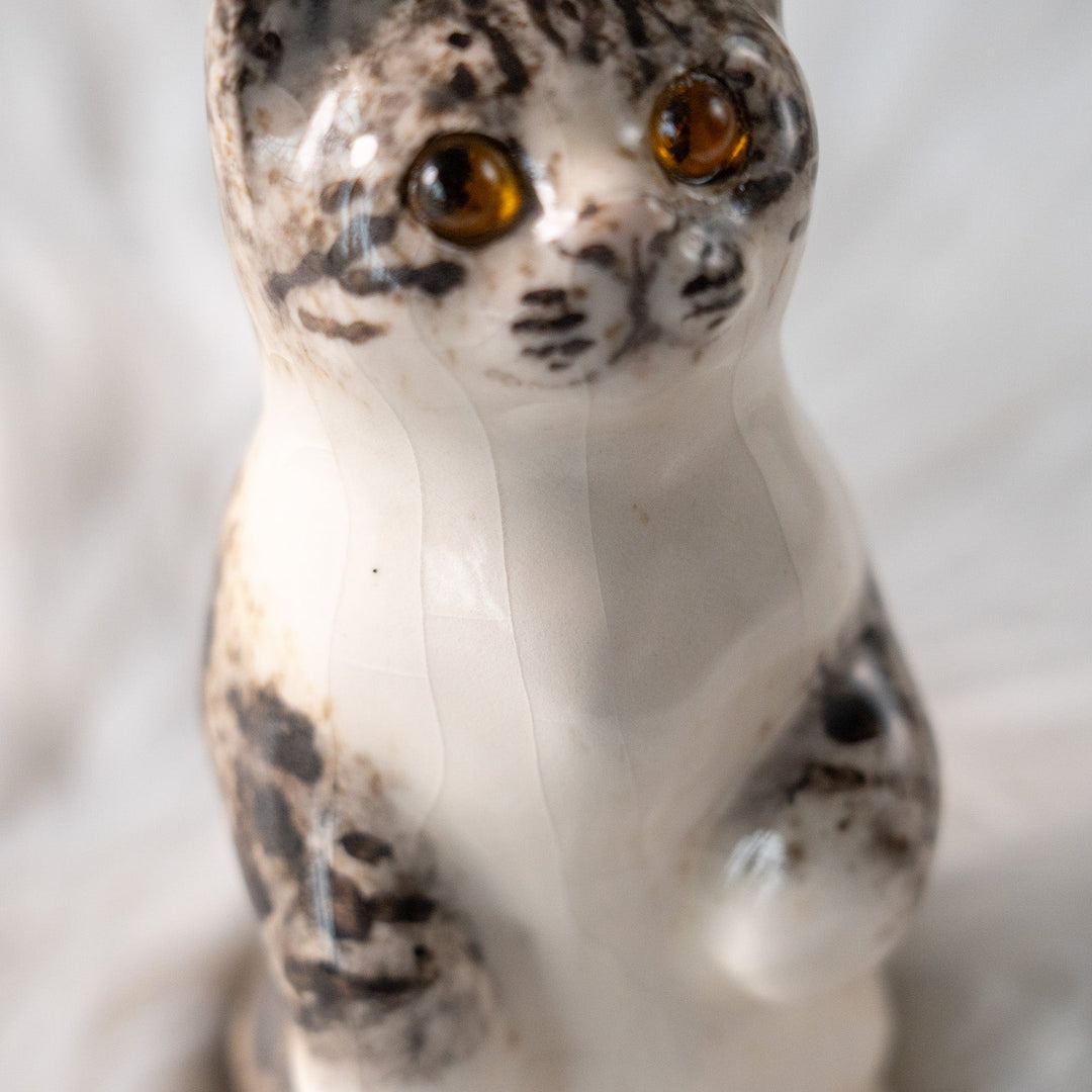 【Winstanley Cat ウィンスタンレイ キャット】器用にすっくと立ったフォルムが愛おしい シルバータビー サバトラ猫 /25L