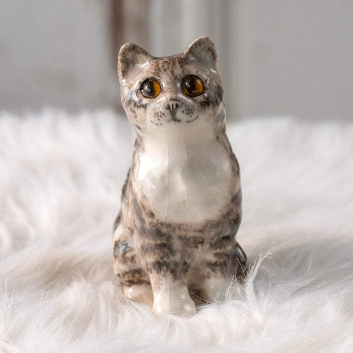 【Winstanley Cat ウィンスタンレイ キャット】つぶらな瞳でじっと見つめる シルバータビー サバトラ猫 /25L-A