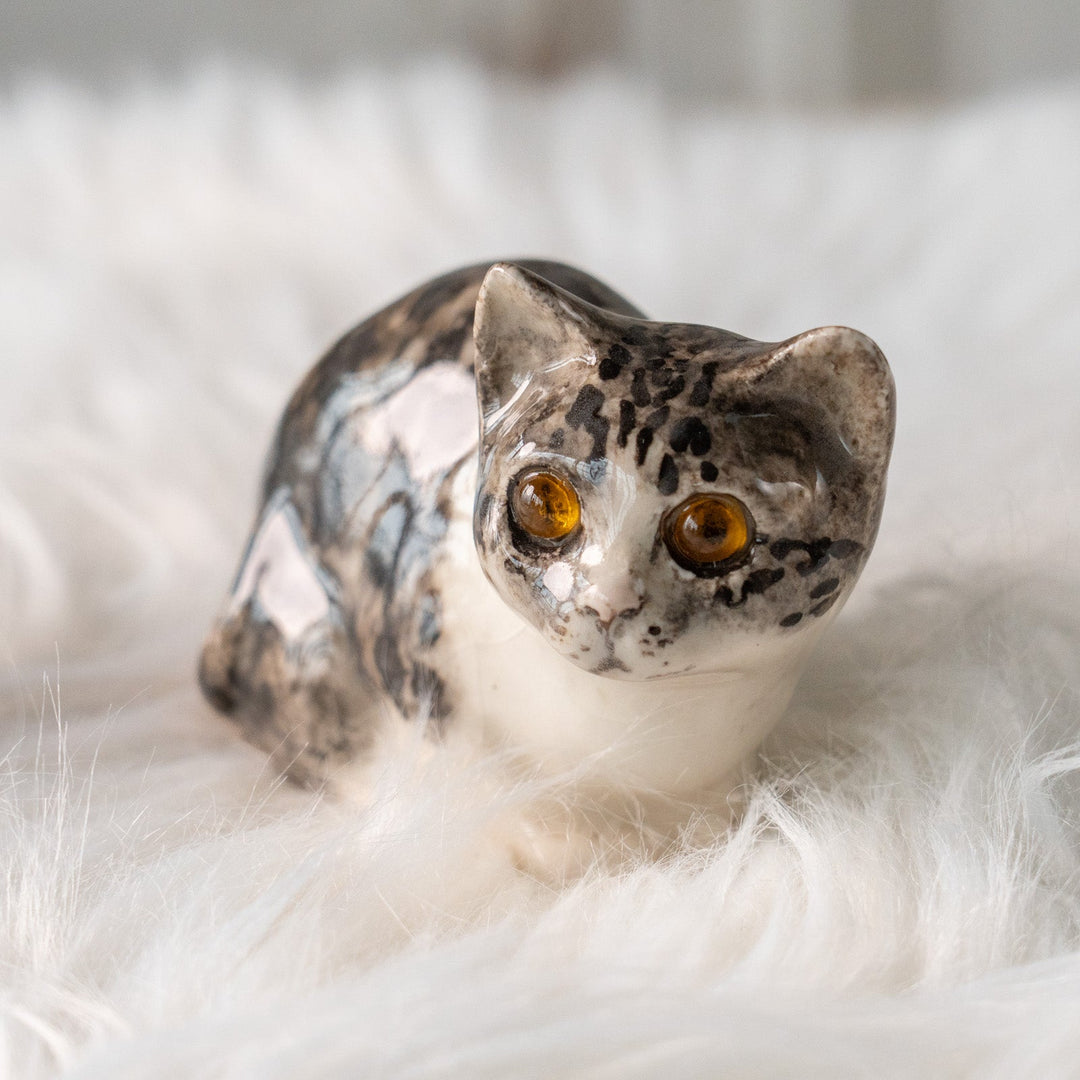 【Winstanley Cat ウィンスタンレイ キャット】じっとこちらを窺うような表情が印象的 シルバータビー サバトラ猫 /25L