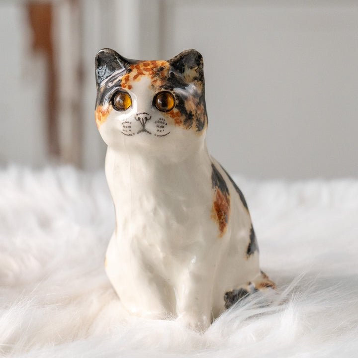 【Winstanley Cat ウィンスタンレイ キャット】胸元のモフっとした毛並みを表現 キャリコ 三毛猫 /25L