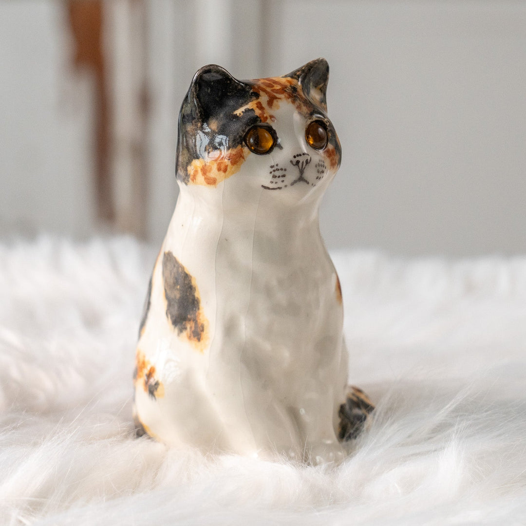 【Winstanley Cat ウィンスタンレイ キャット】胸元のモフっとした毛並みを表現 キャリコ 三毛猫 /25L