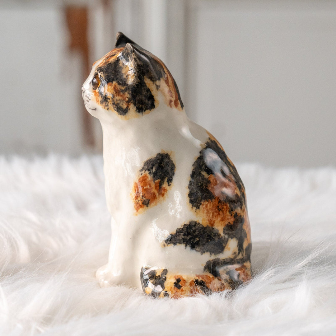 【Winstanley Cat ウィンスタンレイ キャット】胸元のモフっとした毛並みを表現 キャリコ 三毛猫 /25L