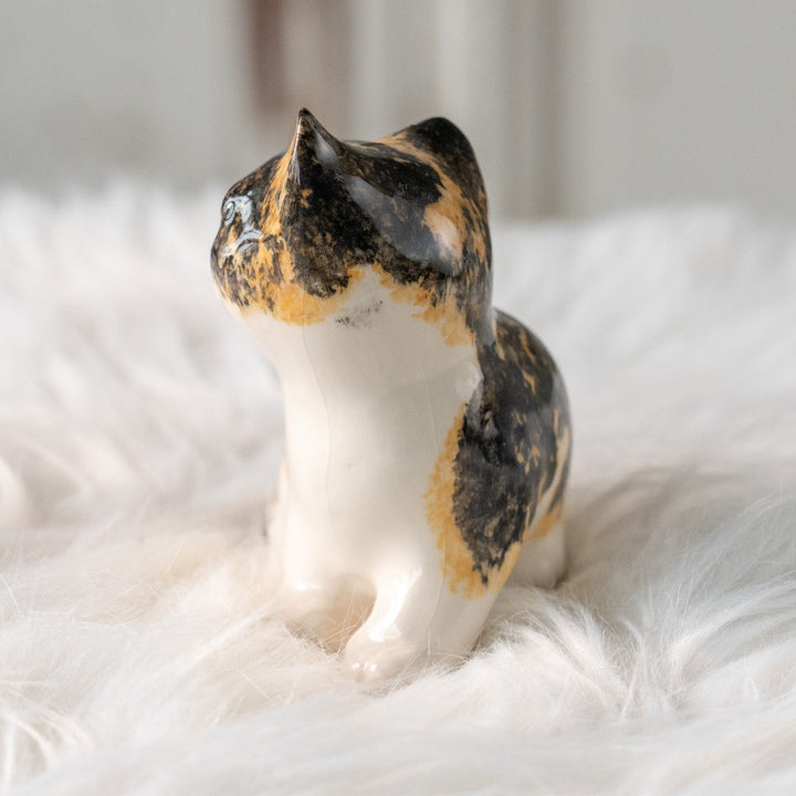 【Winstanley Cat ウィンスタンレイ キャット】興味深げに眺める姿が可愛らしい キャリコ 三毛猫 /25L