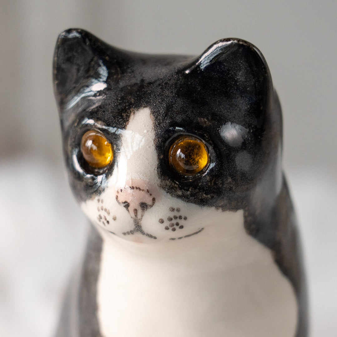 【Winstanley Cat ウィンスタンレイ キャット】愛嬌のある表情や柄が目を惹く タキシード 白黒猫 /25L-A