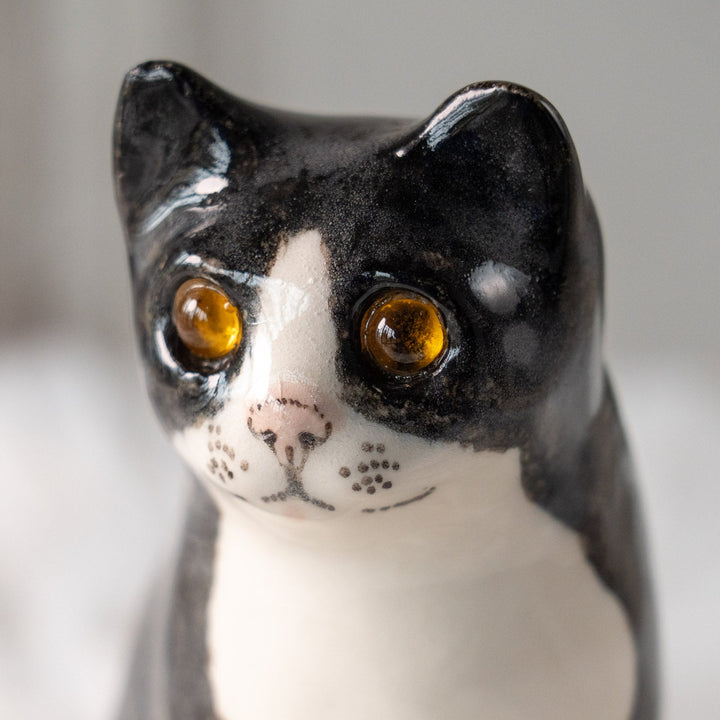 【Winstanley Cat ウィンスタンレイ キャット】愛嬌のある表情や柄が目を惹く タキシード 白黒猫 /25L-A