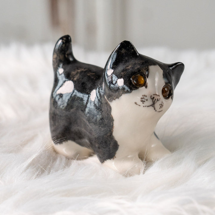 【Winstanley Cat ウィンスタンレイ キャット】ちらりと見上げるイタズラっぽい表情にときめく タキシード 白黒猫 /25L