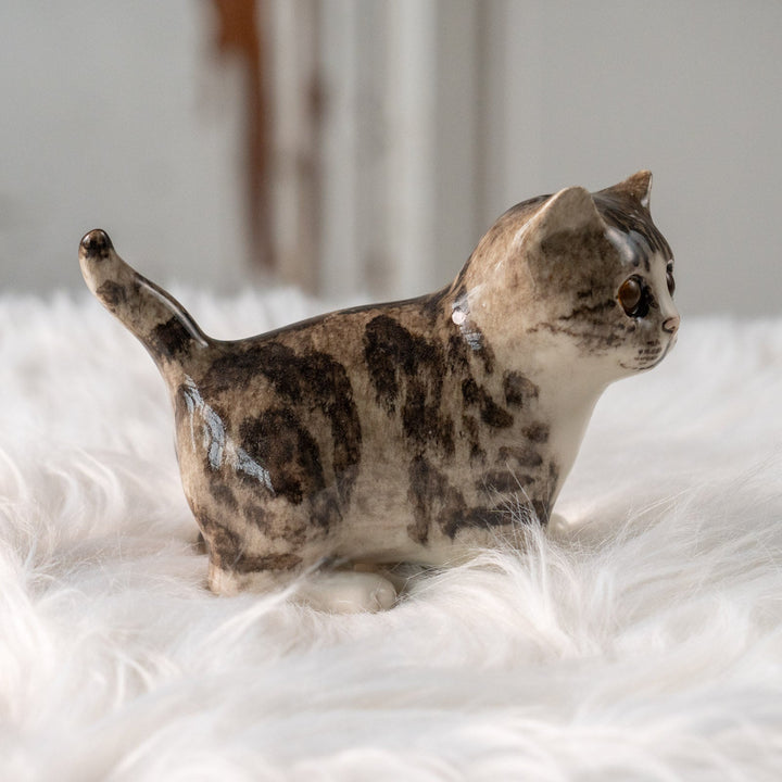 【Winstanley Cat ウィンスタンレイ キャット】ピンと伸びた尻尾が目を惹く シルバータビー サバトラ猫 /25L