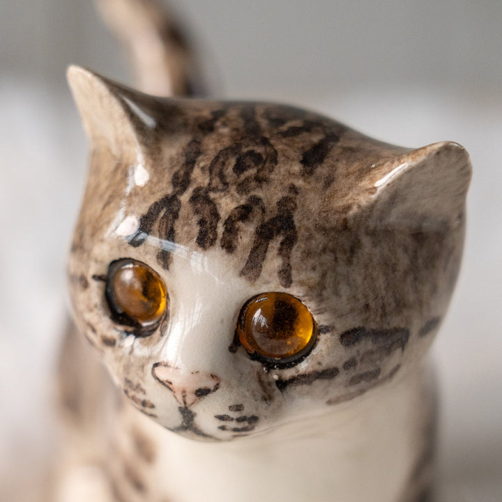 【Winstanley Cat ウィンスタンレイ キャット】ピンと伸びた尻尾が目を惹く シルバータビー サバトラ猫 /25L