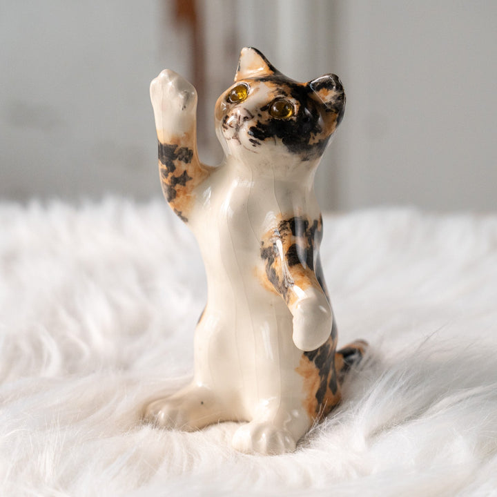 【Winstanley Cat ウィンスタンレイ キャット】獲物を捕まえようとしてるフォルムを表現 キャリコ 三毛猫 /25L