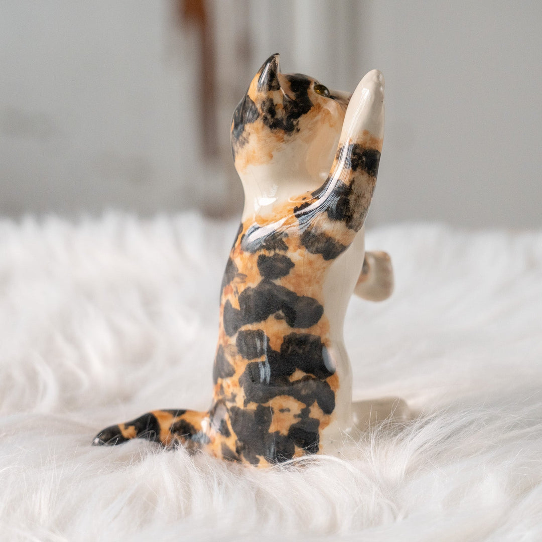 【Winstanley Cat ウィンスタンレイ キャット】獲物を捕まえようとしてるフォルムを表現 キャリコ 三毛猫 /25L