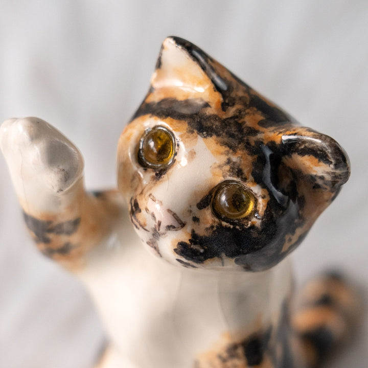 【Winstanley Cat ウィンスタンレイ キャット】獲物を捕まえようとしてるフォルムを表現 キャリコ 三毛猫 /25L