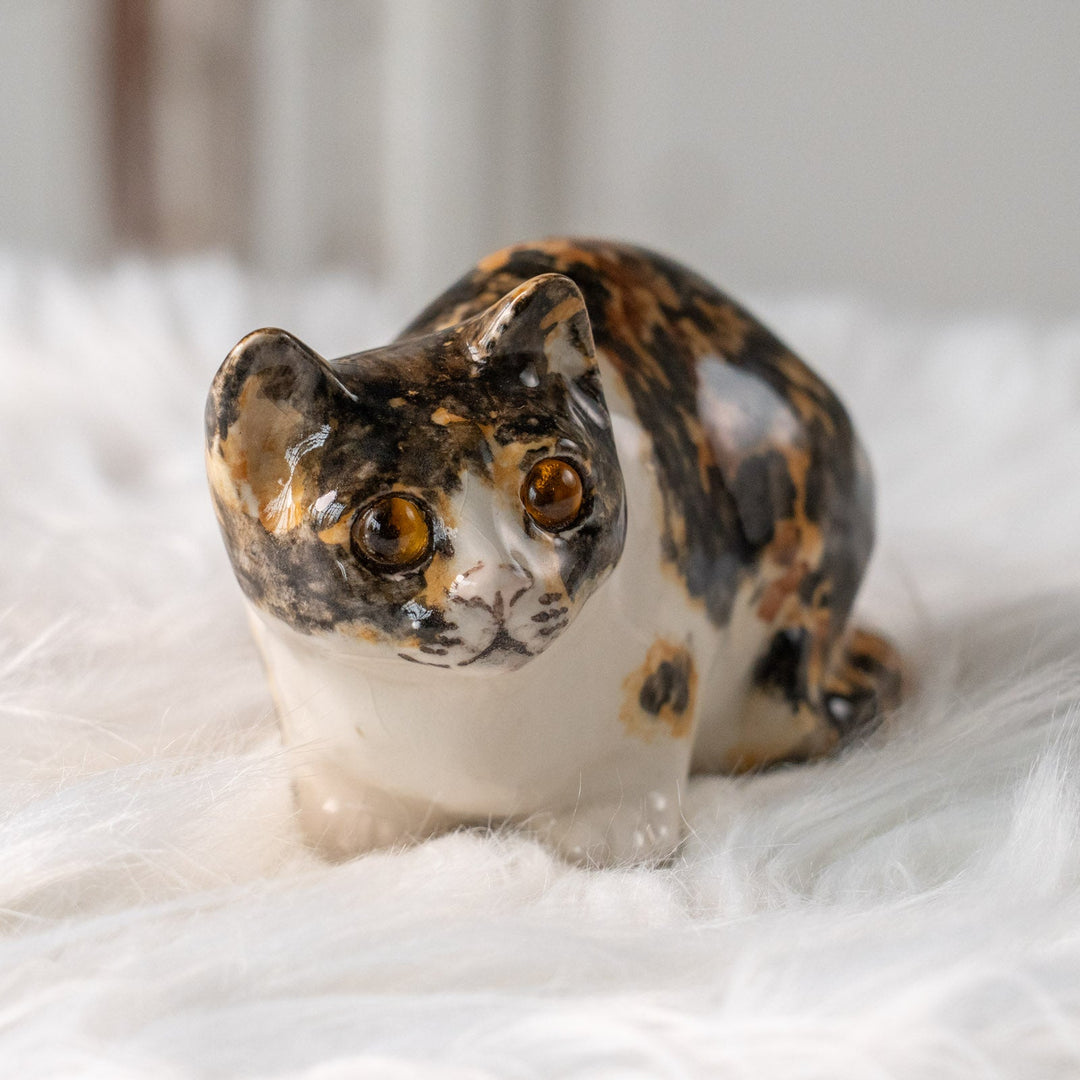 【Winstanley Cat ウィンスタンレイ キャット】姿勢を低くして獲物を狙う キャリコ 三毛猫 /25L