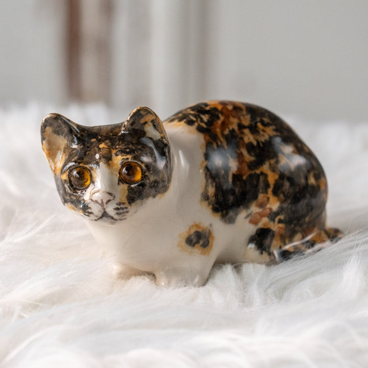 【Winstanley Cat ウィンスタンレイ キャット】姿勢を低くして獲物を狙う キャリコ 三毛猫 /25L