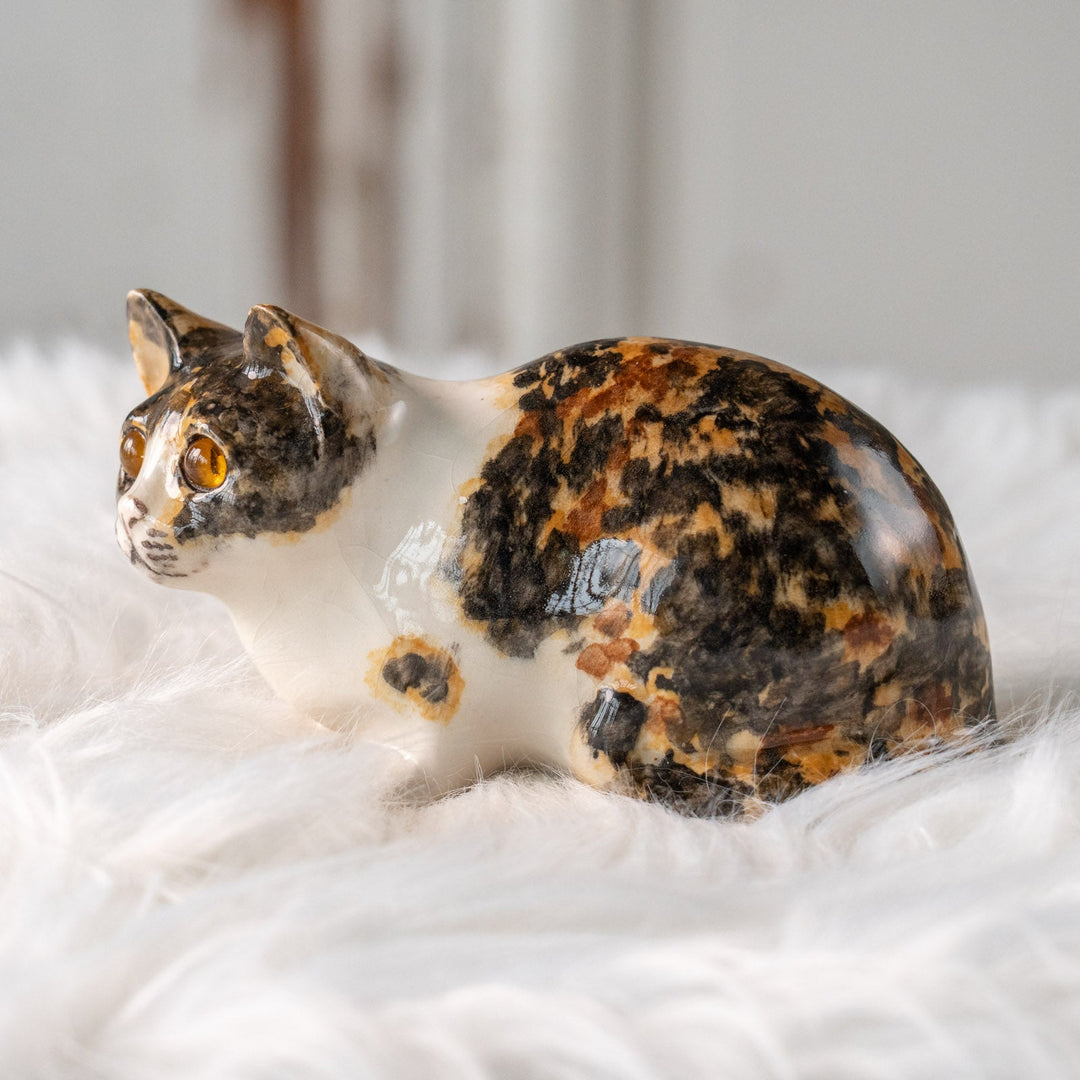 【Winstanley Cat ウィンスタンレイ キャット】姿勢を低くして獲物を狙う キャリコ 三毛猫 /25L