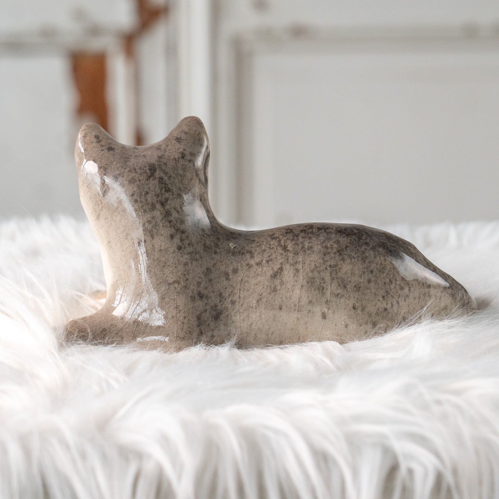 Winstanley Cat ウィンスタンレイ キャット】リラックスして寝そべる姿