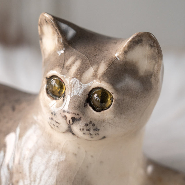 【Winstanley Cat ウィンスタンレイ キャット】リラックスして寝そべる姿に癒される グレー 灰猫 /25L