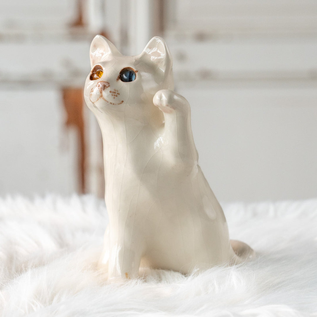 【Winstanley Cat ウィンスタンレイ キャット】招き猫を思わせるフォルムが印象的 オッドアイ スノーウィー 白猫 /25L