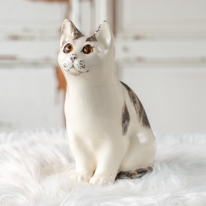 【Winstanley Cat ウィンスタンレイ キャット】ちょこんと座った姿が可愛らしい バイカラー ブチ猫 /25L