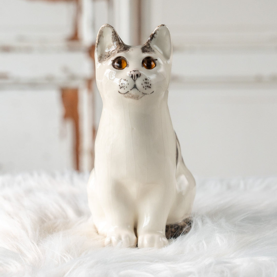 【Winstanley Cat ウィンスタンレイ キャット】ちょこんと座った姿が可愛らしい バイカラー ブチ猫 /25L