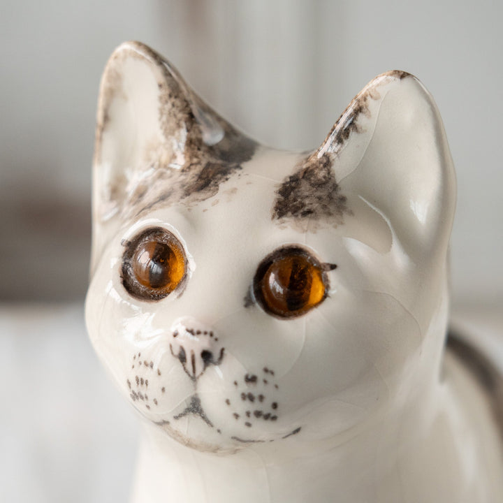 【Winstanley Cat ウィンスタンレイ キャット】ちょこんと座った姿が可愛らしい バイカラー ブチ猫 /25L