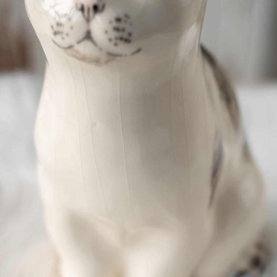 【Winstanley Cat ウィンスタンレイ キャット】ちょこんと座った姿が可愛らしい バイカラー ブチ猫 /25L