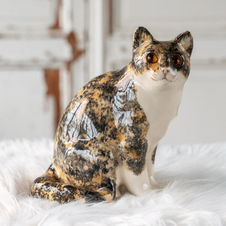 【Winstanley Cat ウィンスタンレイ キャット】きりっとした瞳でこちらを見つめる キャリコ 三毛猫 /25L