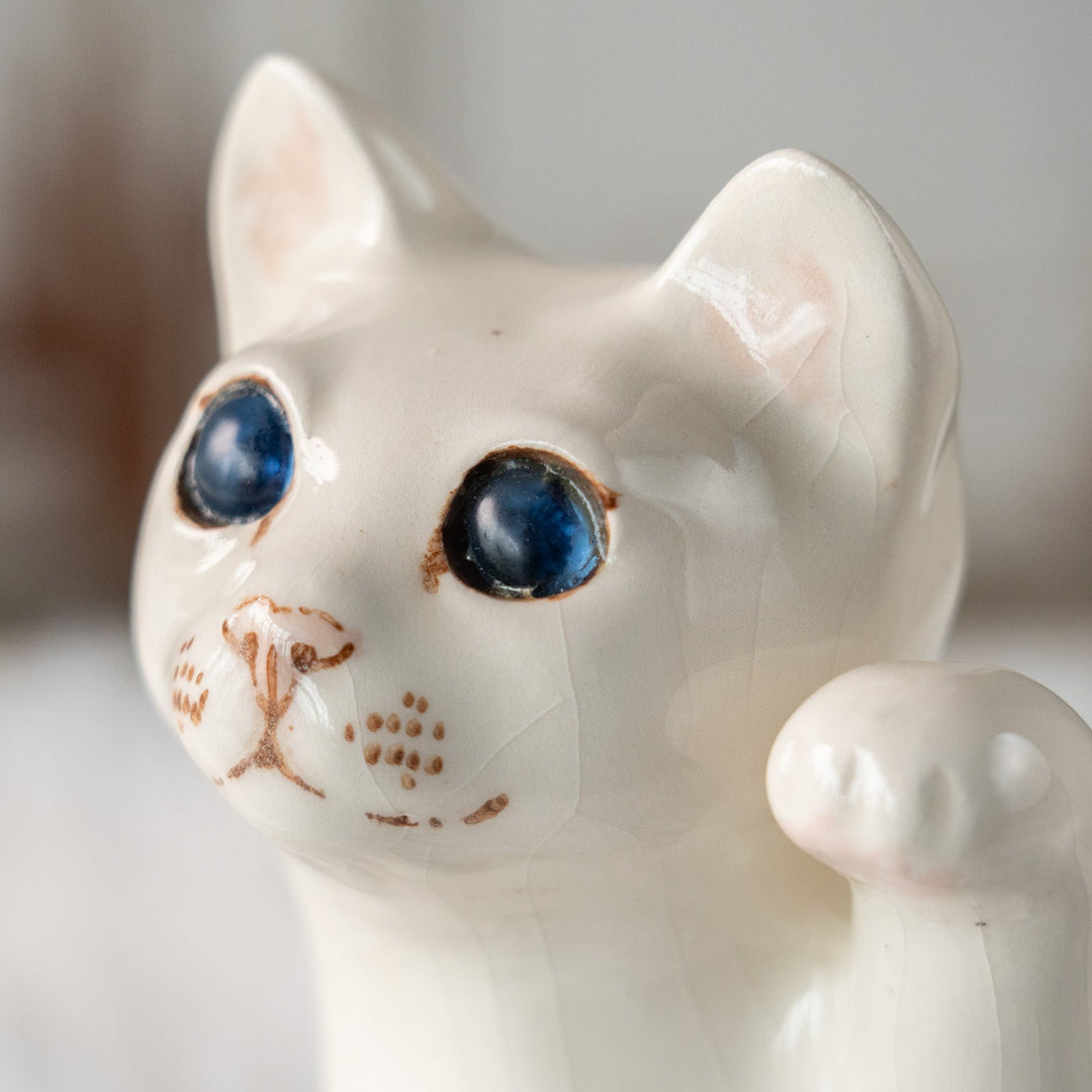 【Winstanley Cat ウィンスタンレイ キャット】招き猫を思わせるフォルムが印象的 ブルーアイ スノーウィー 白猫 /25L