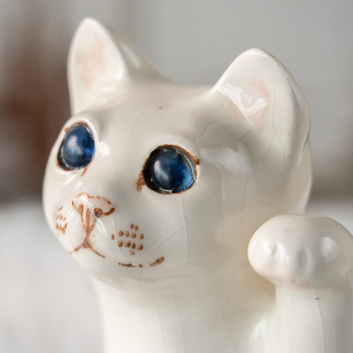 【Winstanley Cat ウィンスタンレイ キャット】招き猫を思わせるフォルムが印象的 ブルーアイ スノーウィー 白猫 /25L