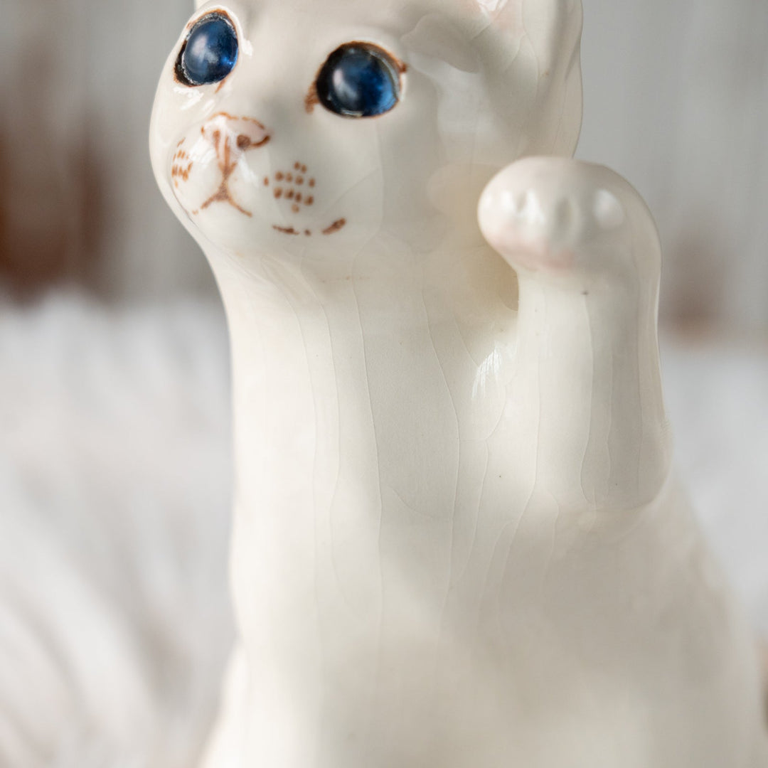 【Winstanley Cat ウィンスタンレイ キャット】招き猫を思わせるフォルムが印象的 ブルーアイ スノーウィー 白猫 /25L