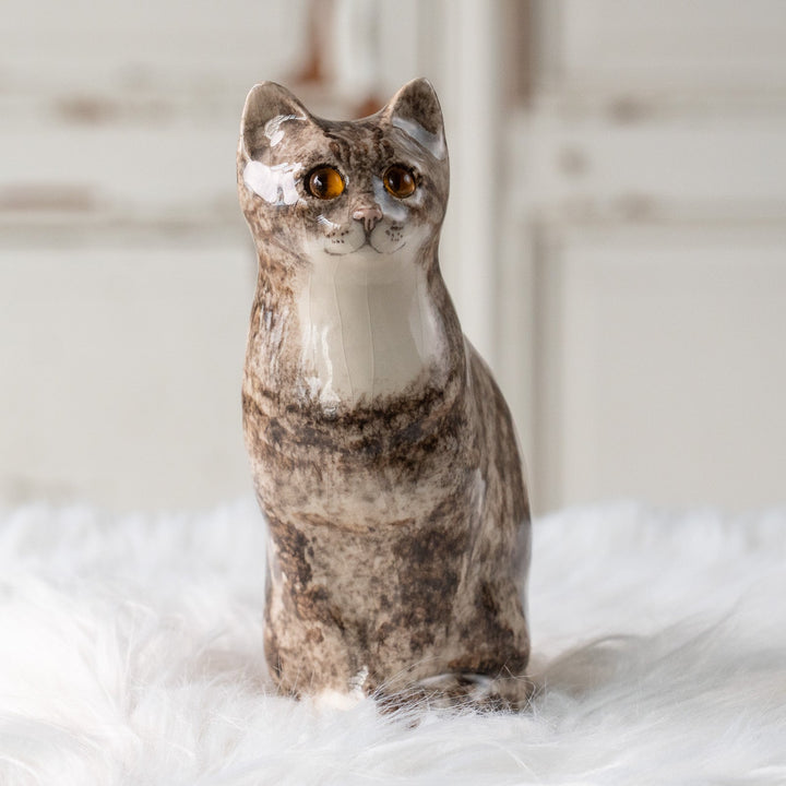 【Winstanley Cat ウィンスタンレイ キャット】両足をきゅっと揃えた上品な佇まい シルバータビー サバトラ猫 /25L