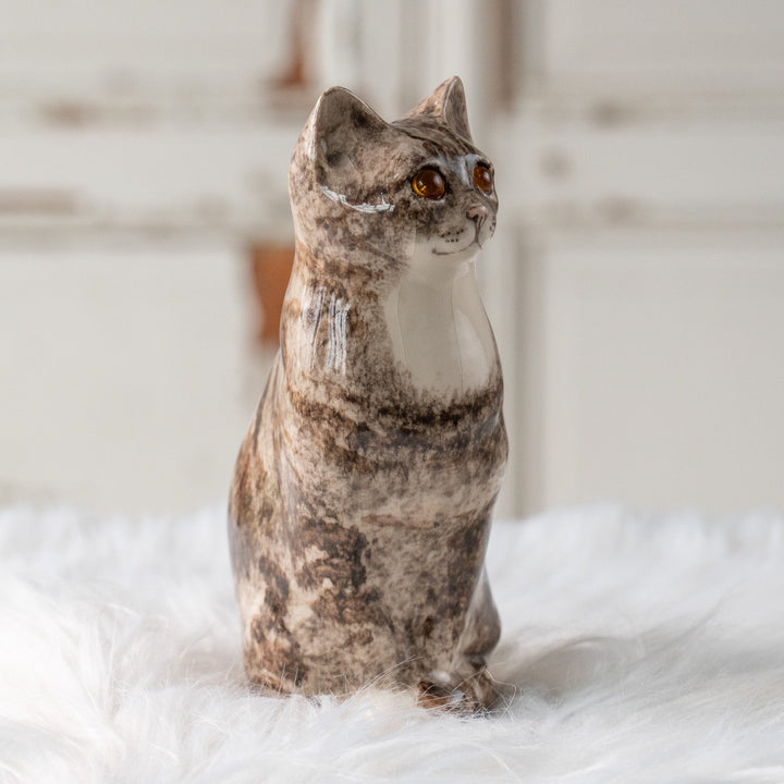 【Winstanley Cat ウィンスタンレイ キャット】両足をきゅっと揃えた上品な佇まい シルバータビー サバトラ猫 /25L