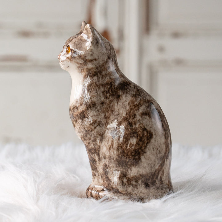 【Winstanley Cat ウィンスタンレイ キャット】両足をきゅっと揃えた上品な佇まい シルバータビー サバトラ猫 /25L