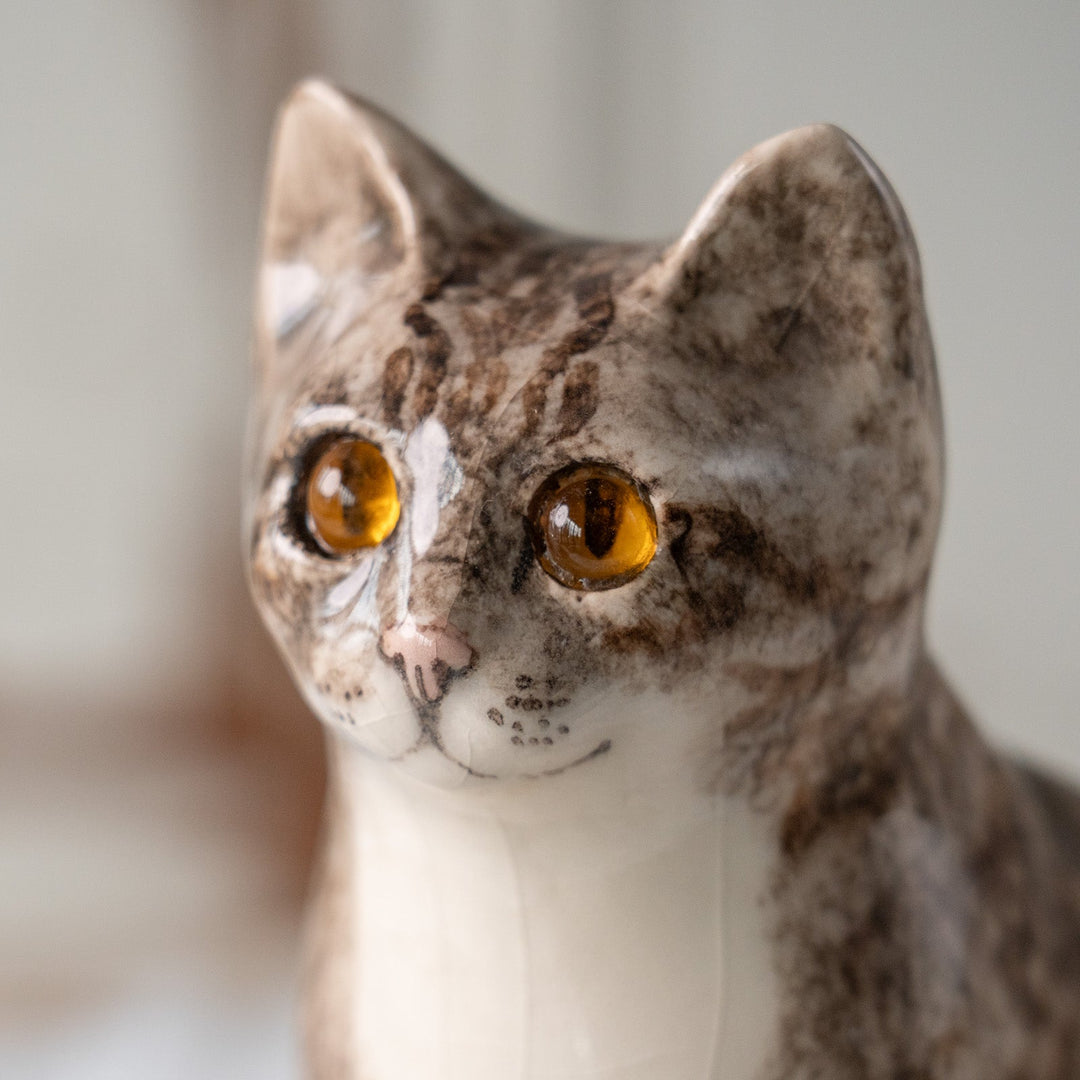 【Winstanley Cat ウィンスタンレイ キャット】両足をきゅっと揃えた上品な佇まい シルバータビー サバトラ猫 /25L