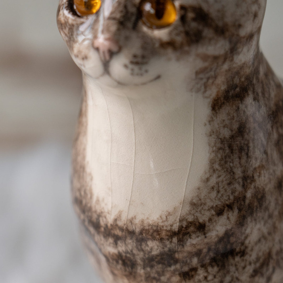 【Winstanley Cat ウィンスタンレイ キャット】両足をきゅっと揃えた上品な佇まい シルバータビー サバトラ猫 /25L