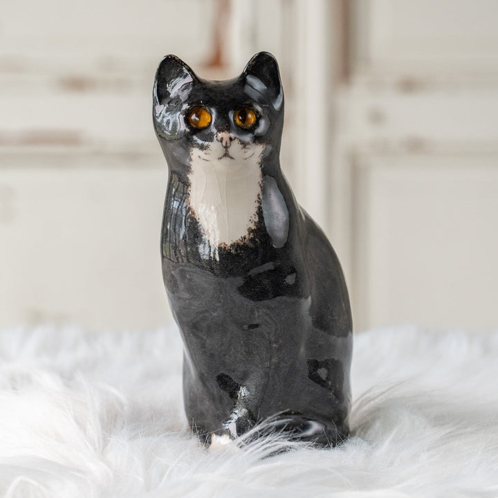 【Winstanley Cat ウィンスタンレイ キャット】両足をきゅっと揃えた上品な佇まい タキシード 白黒猫 /25L-B