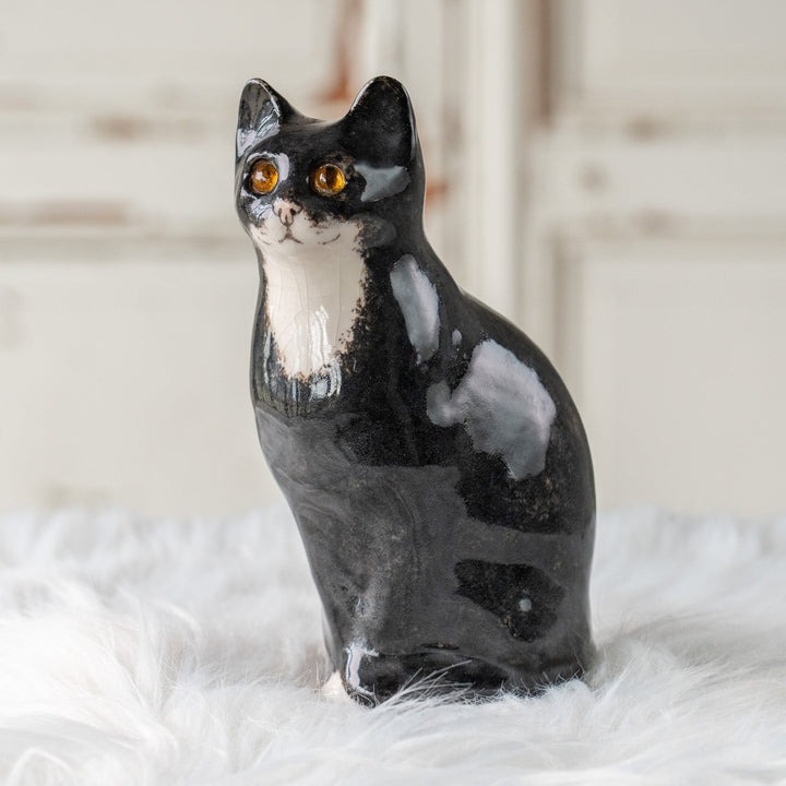 【Winstanley Cat ウィンスタンレイ キャット】両足をきゅっと揃えた上品な佇まい タキシード 白黒猫 /25L-B