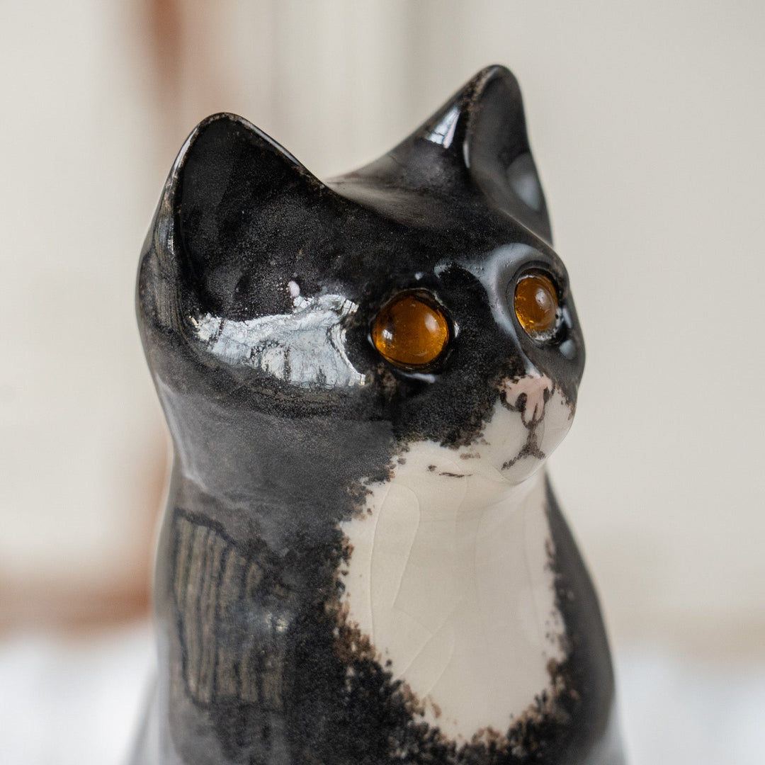 【Winstanley Cat ウィンスタンレイ キャット】両足をきゅっと揃えた上品な佇まい タキシード 白黒猫 /25L-B