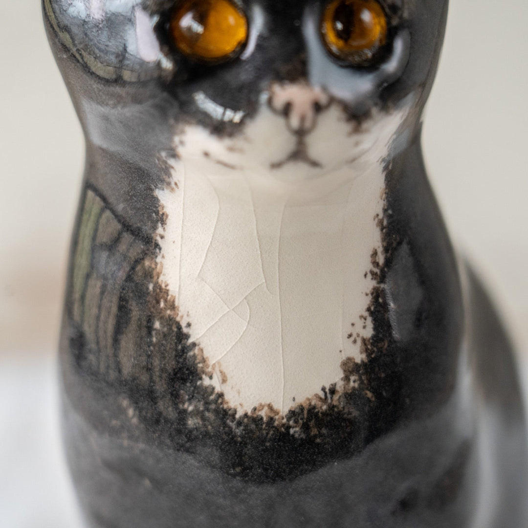 【Winstanley Cat ウィンスタンレイ キャット】両足をきゅっと揃えた上品な佇まい タキシード 白黒猫 /25L-B