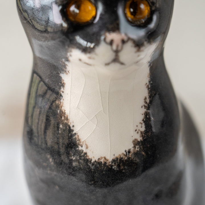 【Winstanley Cat ウィンスタンレイ キャット】両足をきゅっと揃えた上品な佇まい タキシード 白黒猫 /25L-B