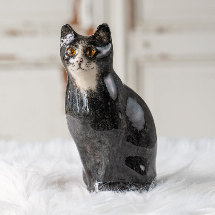 【Winstanley Cat ウィンスタンレイ キャット】両足をきゅっと揃えた上品な佇まい タキシード 白黒猫 /25L-A