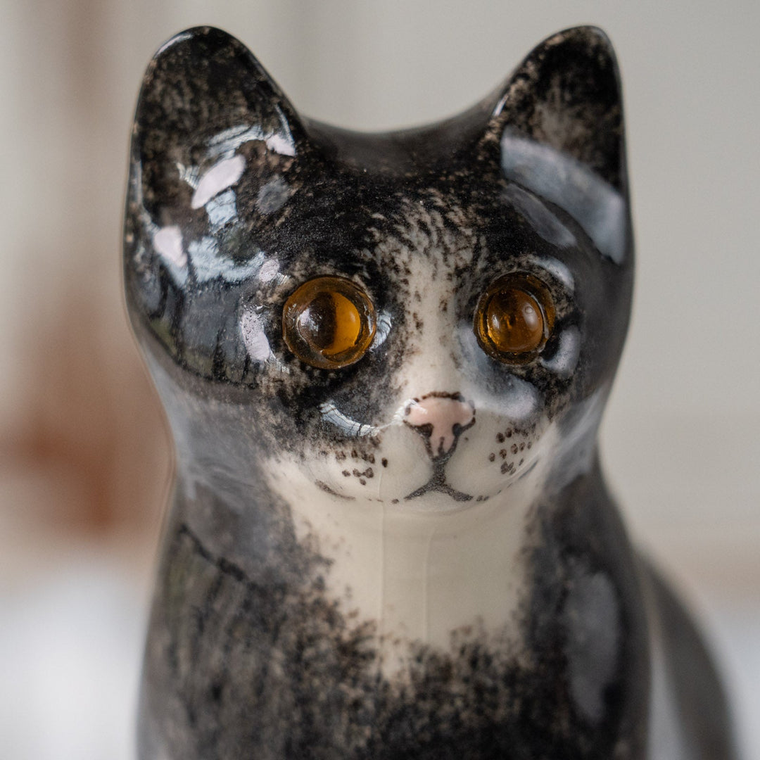 【Winstanley Cat ウィンスタンレイ キャット】両足をきゅっと揃えた上品な佇まい タキシード 白黒猫 /25L-A